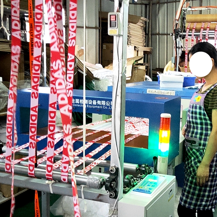 织带滴胶烘烤机生产线前加装检针机