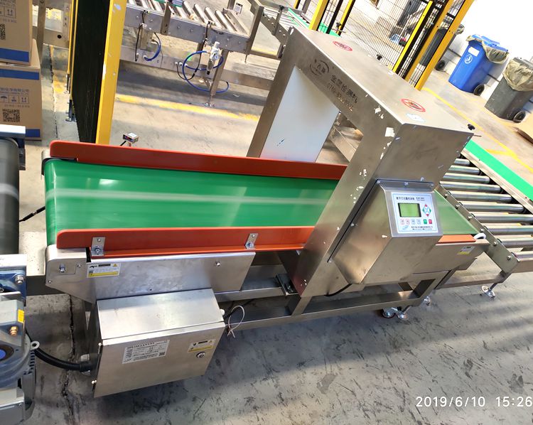 大型跨国美资粘合剂企业富某粘合剂公司采用连之新整箱金属检测机