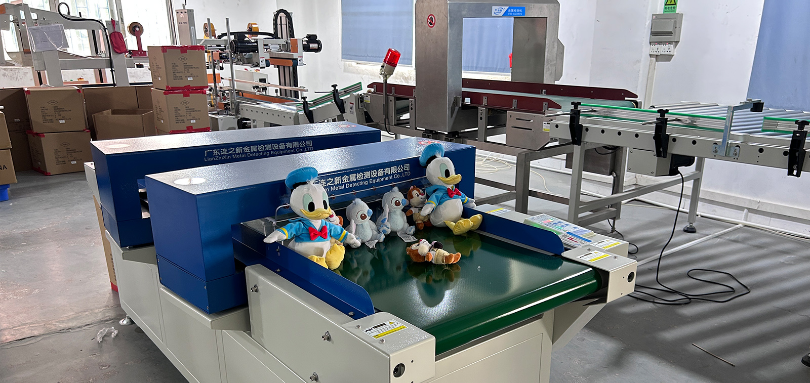广东某玩具厂使用连新牌玩具双探头检针机和大包装金属检测机