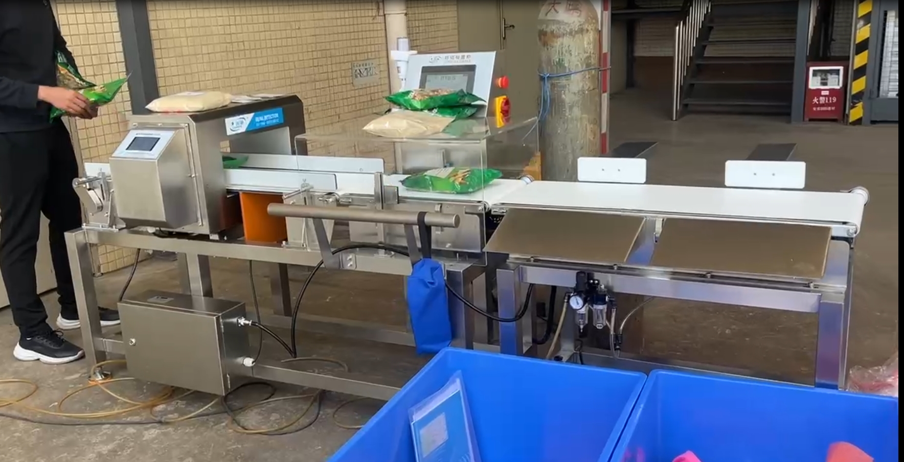 东莞市某药材食品厂金检称重一体机使用现场