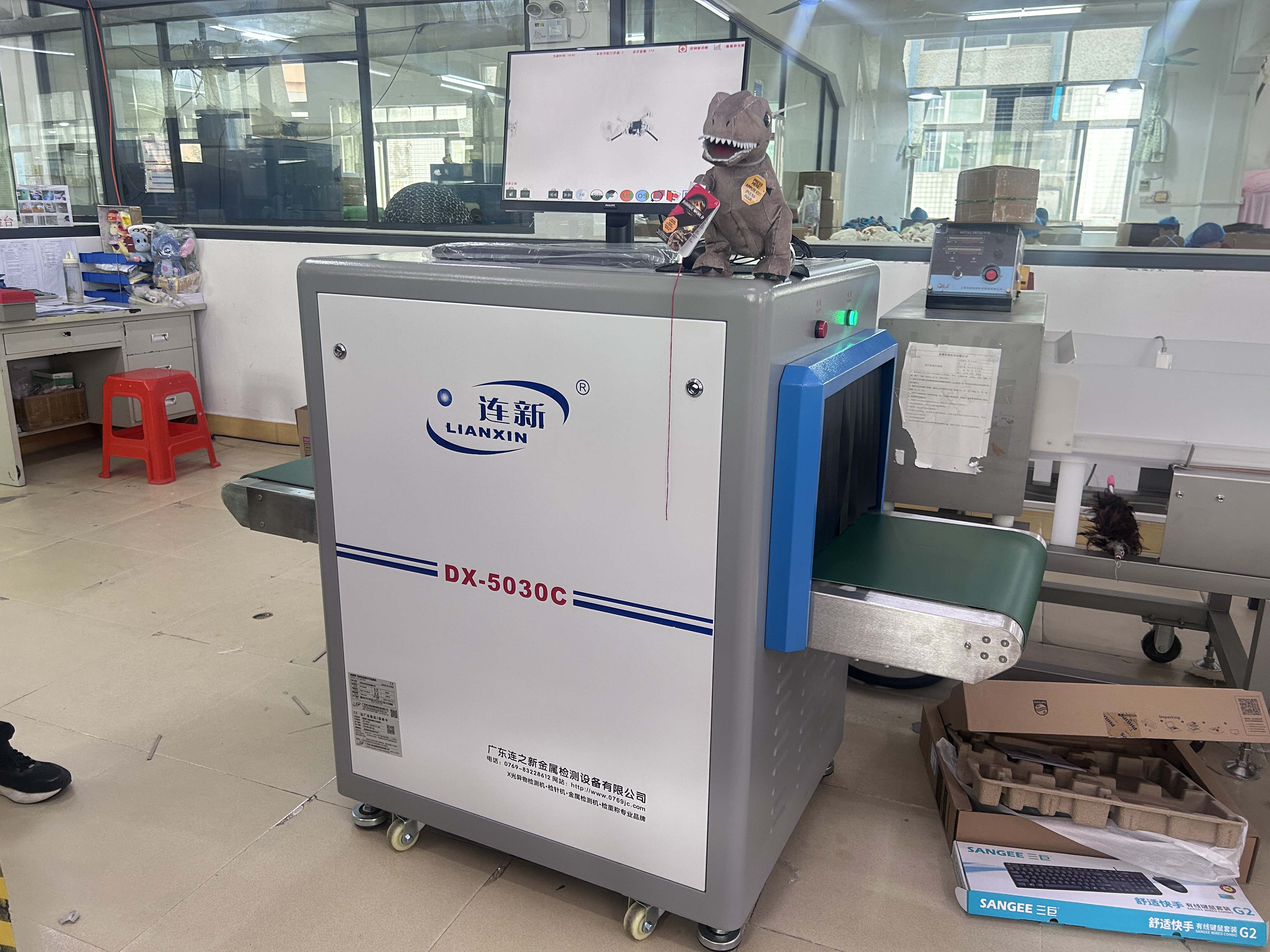 东莞市寮步镇某玩具厂使用连新牌X光检针机验针机现场