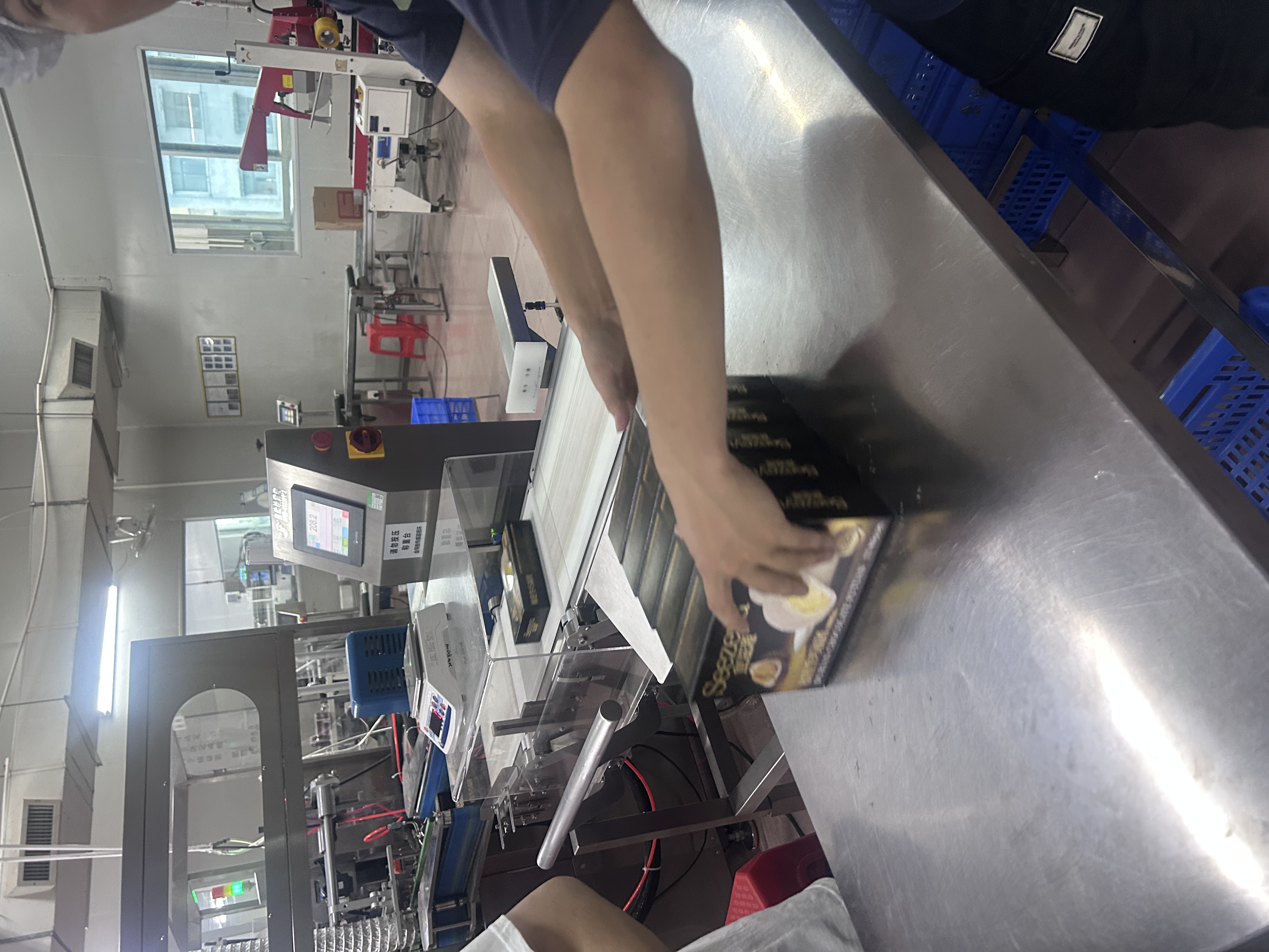 连新食品金属检测、食品自动重量识别机客户使用现场